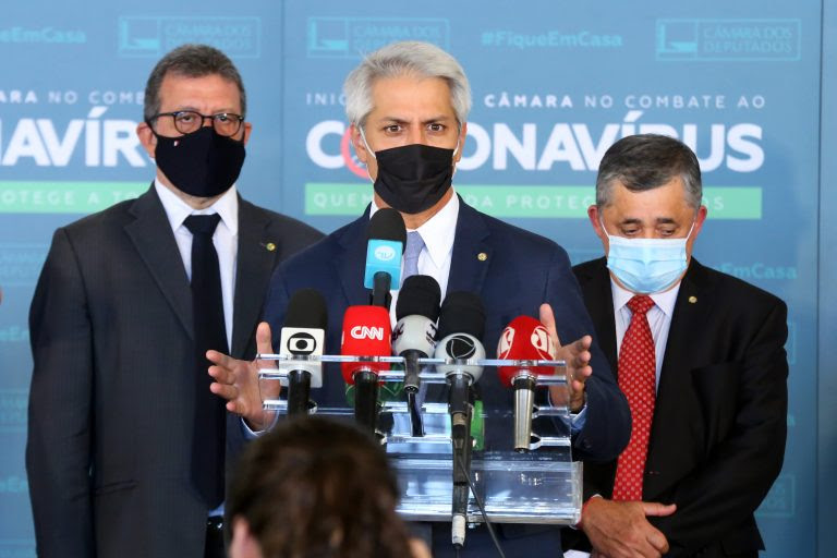 líderes da oposição concedem entrevista
