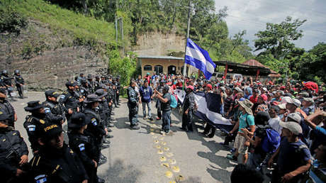 Policía de Guatemala y migrantes hondureños en la frontera entre Honduras y Guatemala, en Agua Caliente, Guatemala. 15 de octubre de 2018.