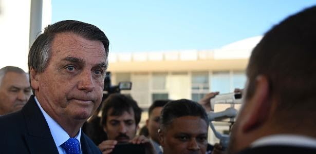 O ex-presidente Jair Bolsonaro deixa o Senado na véspera do julgamento no TSE 