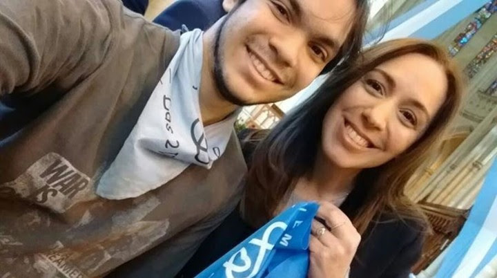 La gobernadora bonaerense, María Eugenia Vidal, con el pañuelo celeste de la campaña