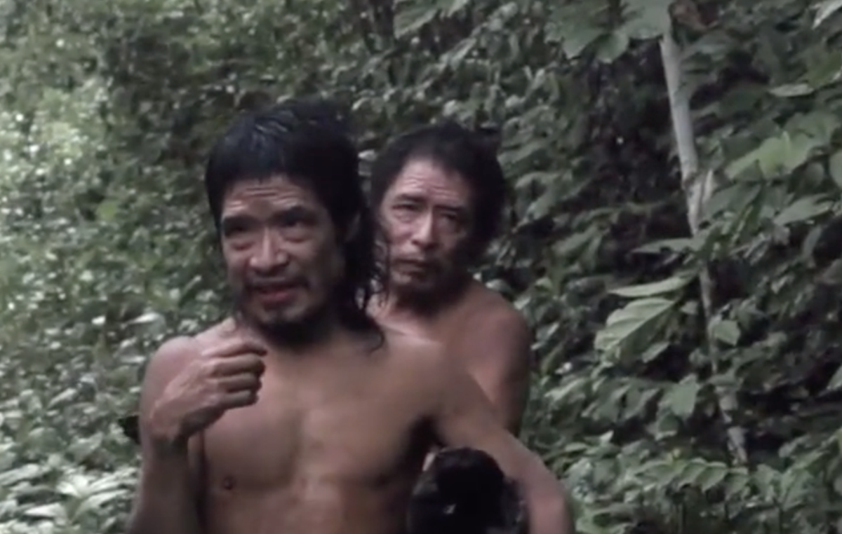 Baita y Tamandua, tío y sobrino piripkuras, fotografiados durante un encuentro con una unidad de la FUNAI. Ambos han tenido interacciones esporádicas con el equipo local de la FUNAI, pero regresaron a vivir en lo profundo de la selva.