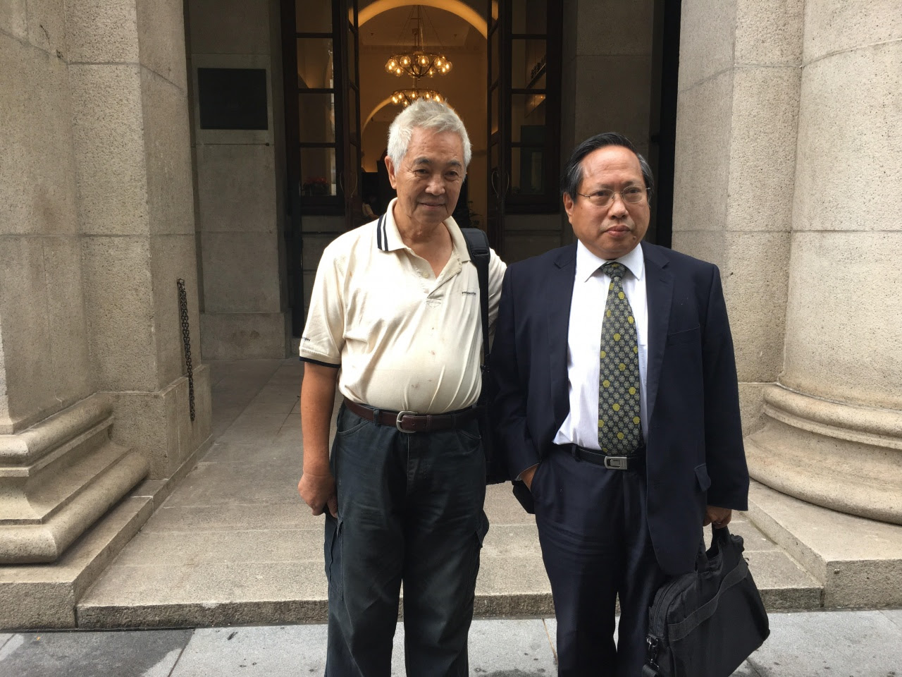 上訴人郭卓堅(左)與律師何俊仁在終院門外合照。（陳雯慧攝）