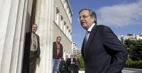 El primer ministro griego, Antonis Samaras, a  las puertas del Parlamento en Atenas. EFE/Orestis Panagiotou