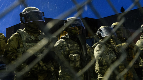 Police deploy tear gas & flashbangs against a crowd of Daunte Wright protesters  Image-645