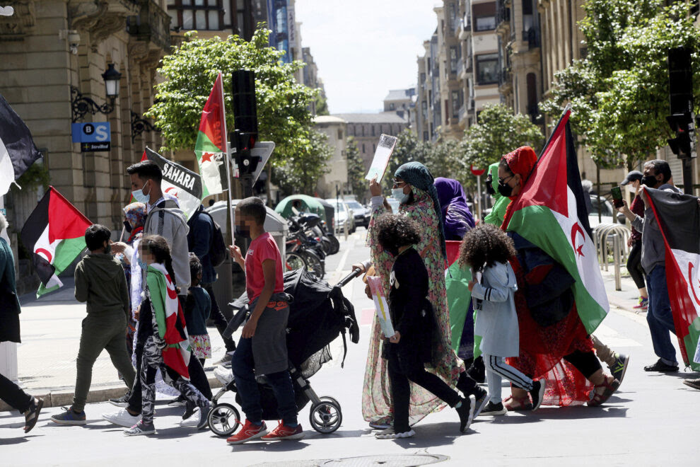 Varias personas participan en una manifestación en solidaridad con Palestina, Colombia, Sáhara y Kurdistán en San Sebastián.