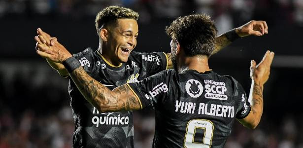Adson comemora gol marcado pelo Corinthians no clássico contra o São Paulo