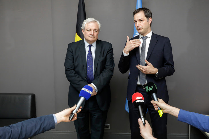 Stephen O'Brien de l’ONU et le vice premier ministre belge Alexander De Croo donne une conférence de presse en marge de la conférence internationale sur la Syrie le 4 avril.