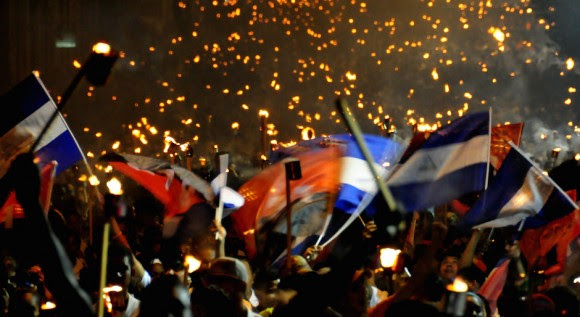 Habaneros en la tradicional Marcha de las Antorchas, en vísperas del 28 de enero, aniversario del natalicio del José Martí. Foto: Ladyrene Pérez/ Cubadebate