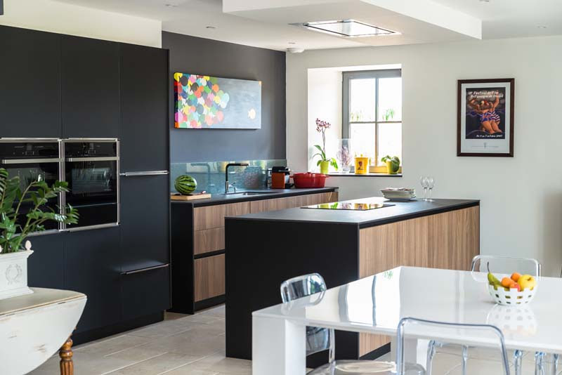 Sử dụng màu đen trong trang trí bếp: Kết quả vừa sạch vừa đẹp đến khó tin - Ảnh 2. Sử dụng màu đen trong trang trí bếp: Kết quả vừa sạch vừa đẹp đến khó tin - Ảnh 2.