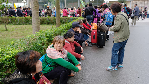 Hàng chục ngàn du khách Trung Cộng vào Quảng Ninh mỗi ngày, hầu hết đi “tour 0 đồng”