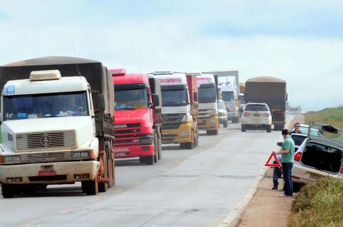 Buracos na BR 163, que liga o Mato Grosso ao Para: mas condicoes da rodovia limitam trafego de caminhoes(foto: Ronaldo de Oliveira/CB/D.A Press)