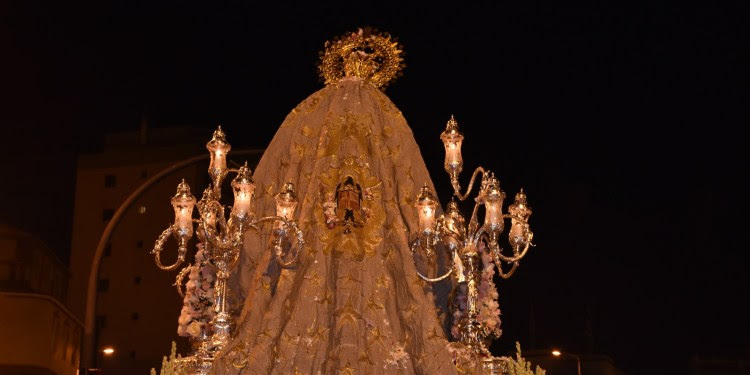 La restauración del manto franquista de la Virgen de África llega al Senado