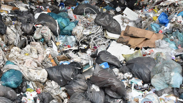 Pessoas procuram restos de alimentos em caminhão de lixo no Rio