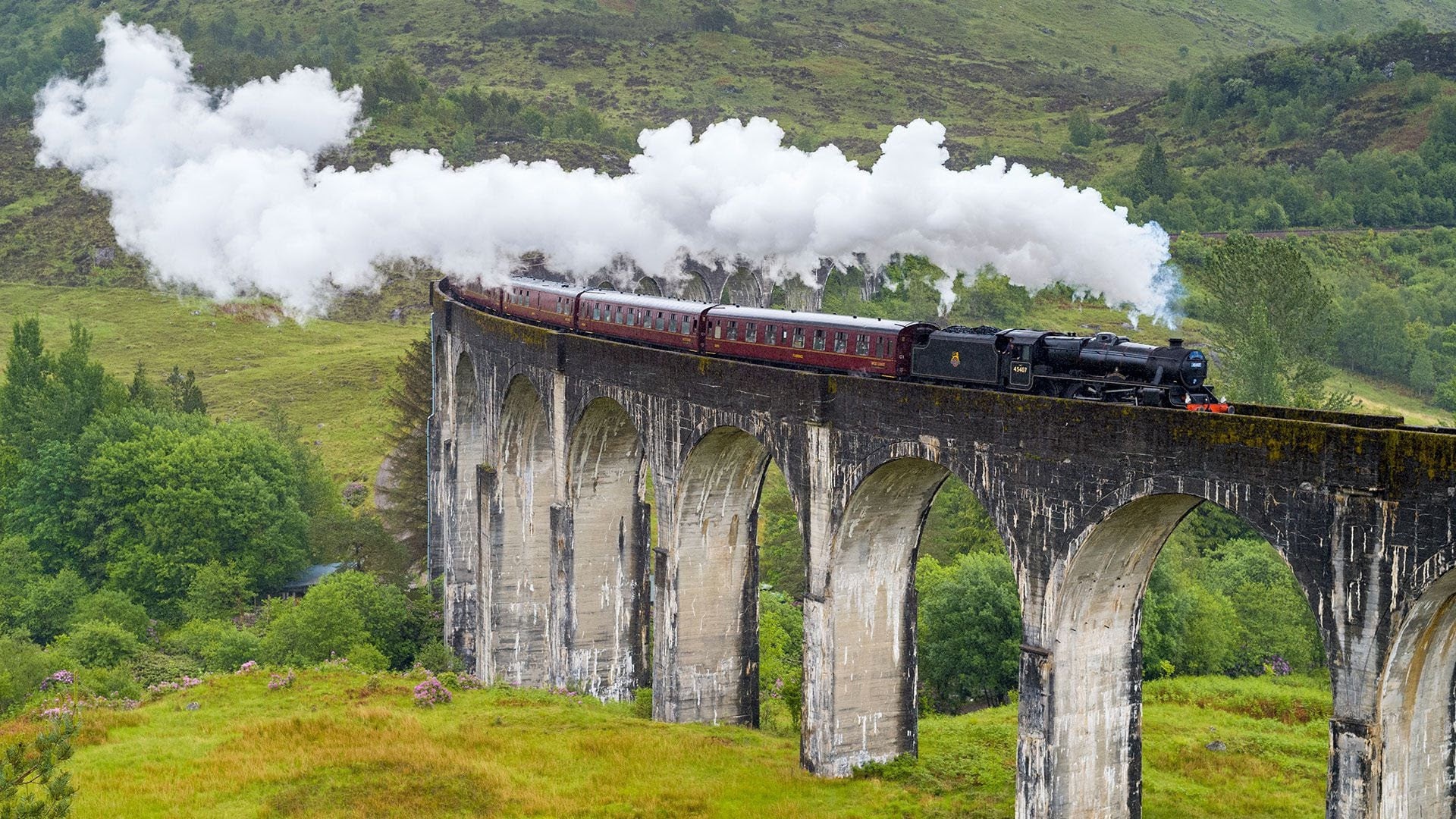 El Tren Jacobite es un vapor escocés que abrazó la fama después de aparecer en las películas de la saga Harry Potter (Getty)