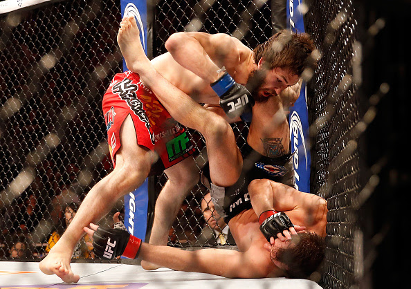 Bryan Barberena derrota por TKO a Joe Ellenberger en peso ligero