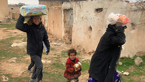 Karen với gia đình những người chạy trốn Idlib nhận thực phẩm