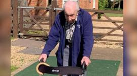 Veterano de guerra de 99 anos arrecada R$ 130 mi para sistema de saúde dando voltas no jardim com andador