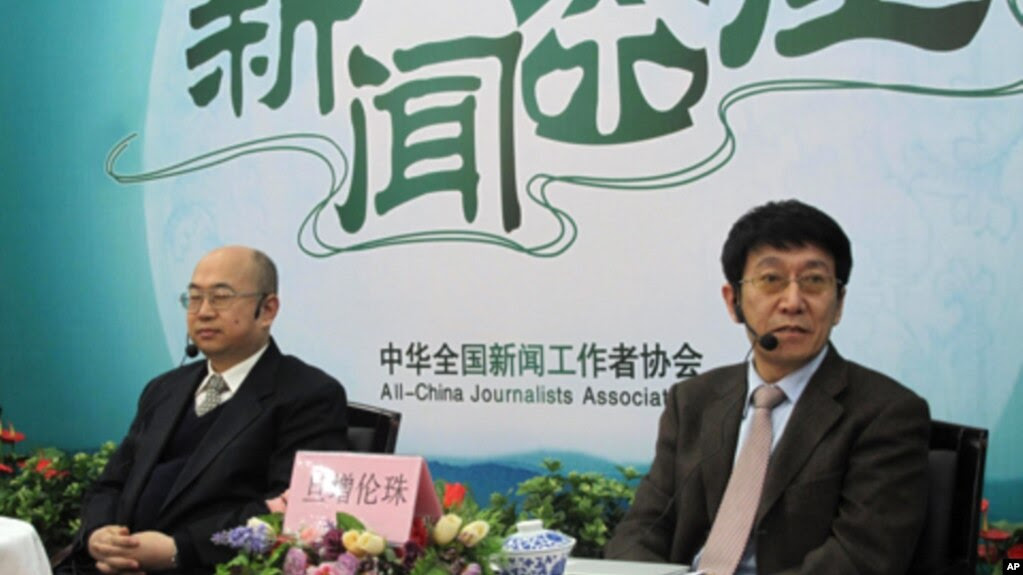 廉湘民(左)和旦增伦珠在新闻茶座上