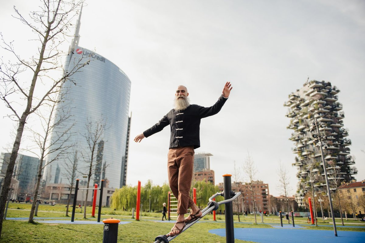 Sarà la spettacolare traversata funambolica di Andrea Loreni che camminerà a 140 metri di altezza dal Bosco Verticale all’UniCredit Tower ad aprire BAM Circus