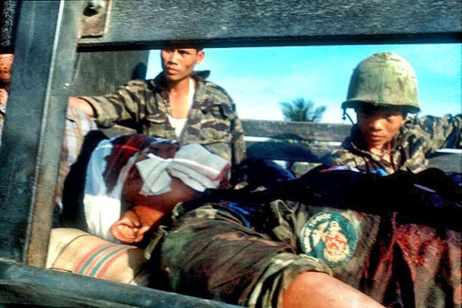 Danh dự -Tổ quốc: Một chiến sĩ Thủy quân lục chiến VNCH bị thương trong cuộc chiến đấu bảo vệ người dân Sài Gòn chúng trong cuộc tổng công kích Tết Mậu Thân 1968. Nguồn: Angelo Cozzi/Mondadori Portfolio via Getty Images