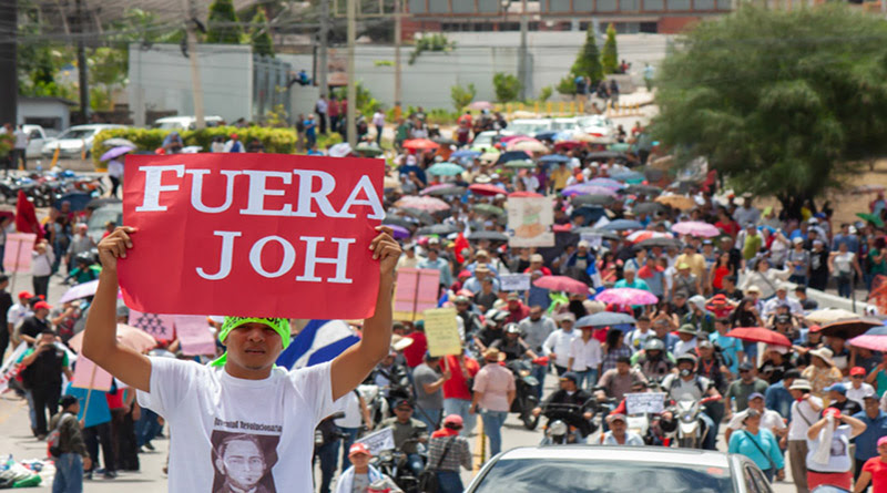 En gigantesca protesta, hondureños exigen la salida de Hernández por vínculos con el narco