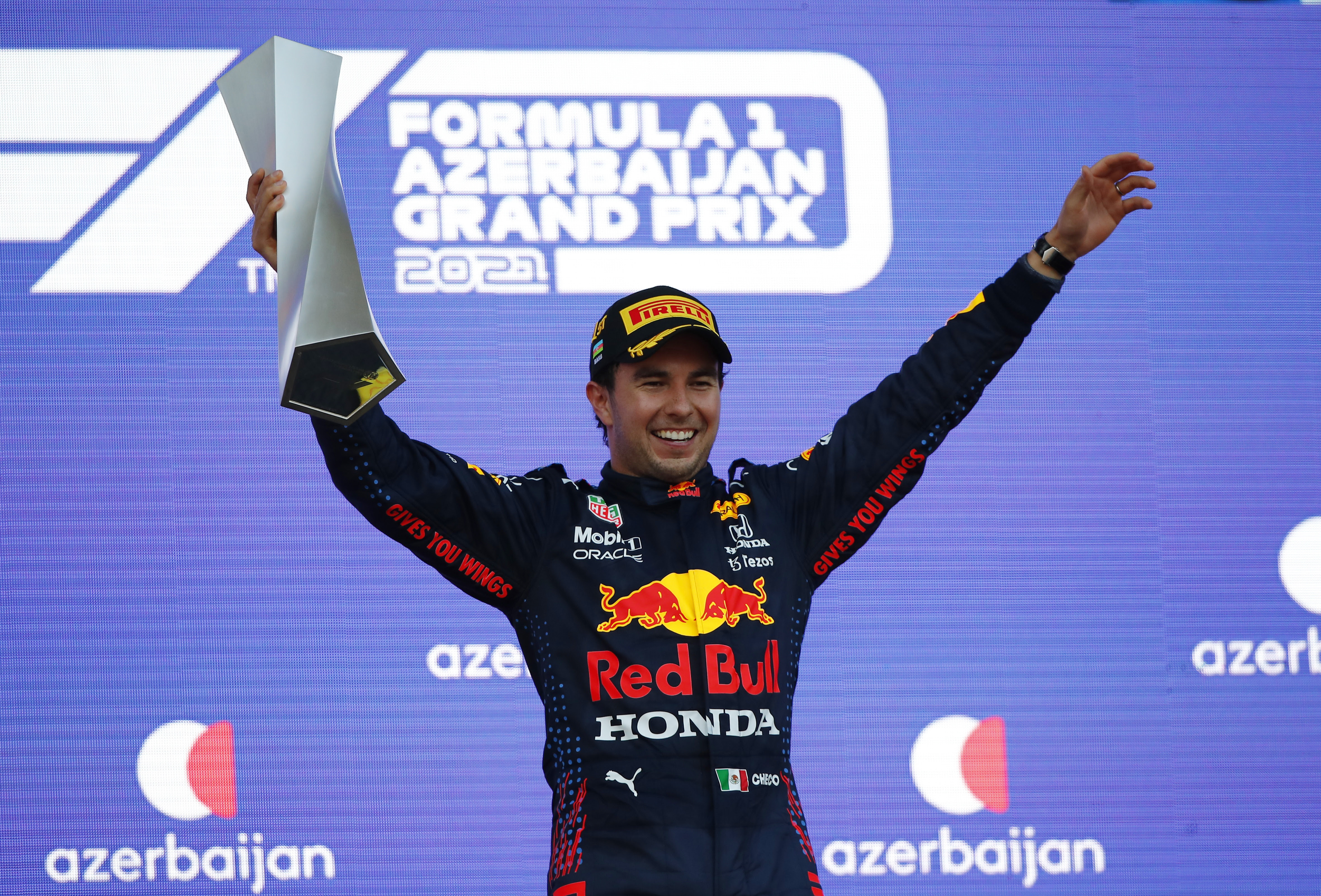 Checo Pérez lleva una victoria con Red Bull, conseguida en el GP de Azerbaiyán 2021 (Foto: REUTERS/Maxim Shemetov)