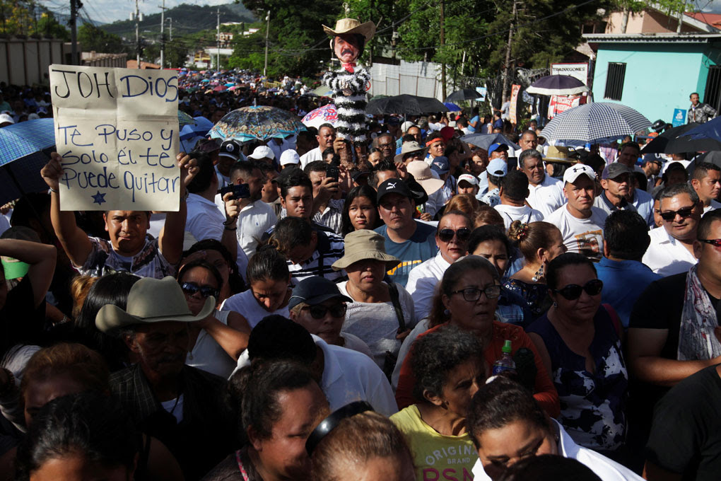 Manifestación de apoyo al presidente de Honduras, Juan Orlando Hernández, acusado de proteger a su hermano Juan Antonio 'Tony' en un caso de cotnrabando de cocaína a los EEUU, en Tegucigalpa. REUTERS / Jorge Cabrera