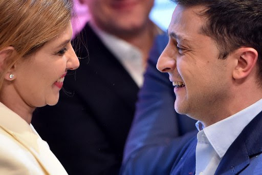 Tổng thống Ukraine Volodymyr Zelensky và vợ Olena sau khi công bố kết quả thăm dò ý kiến đầu tiên trong vòng hai của cuộc bầu cử tổng thống Ukraine tại  Kiev vào ngày 21 tháng 4 năm 2019.