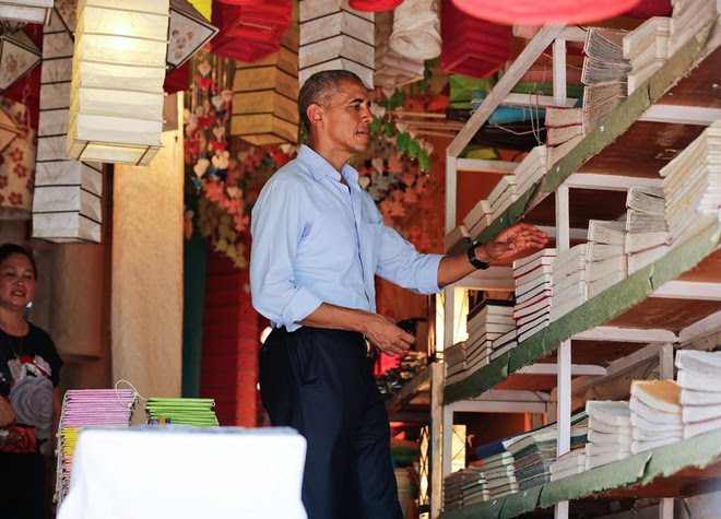 Tổng thống Obama dạo phố, uống nước dừa ở Lào - Ảnh 7. Tổng thống Obama dạo phố, uống nước dừa ở Lào - Ảnh 7.