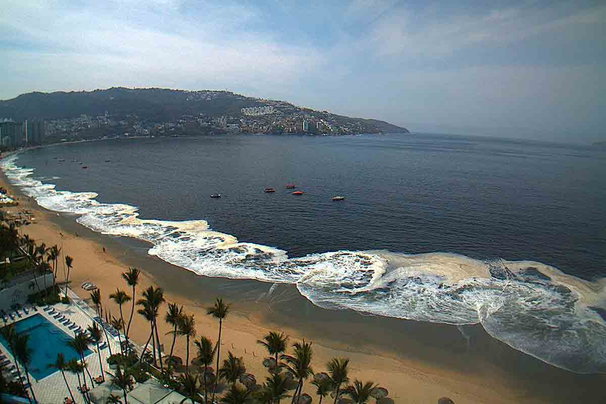 Larga capa de arena negra cubre playa de Acapulco Larga capa de arena negra cubre playa de Acapulco