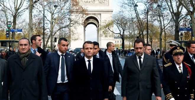 El presidente francés, Emmanuel Macron, recorre la zona cercana al Arco de Triunfo, en París, donde se produjeron los enfrentamientos con manifestantes del movimiento de los 'chalecos amarillos'. REUTERES/Thibault Camus