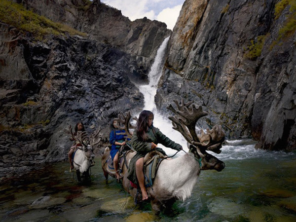 Người Dukha thuần hóa tuần lộc, nuôi chúng để lấy sữa, pho mát, lông và làm vật cưỡi trong   các cuộc đi săn nai và lợn rừng.