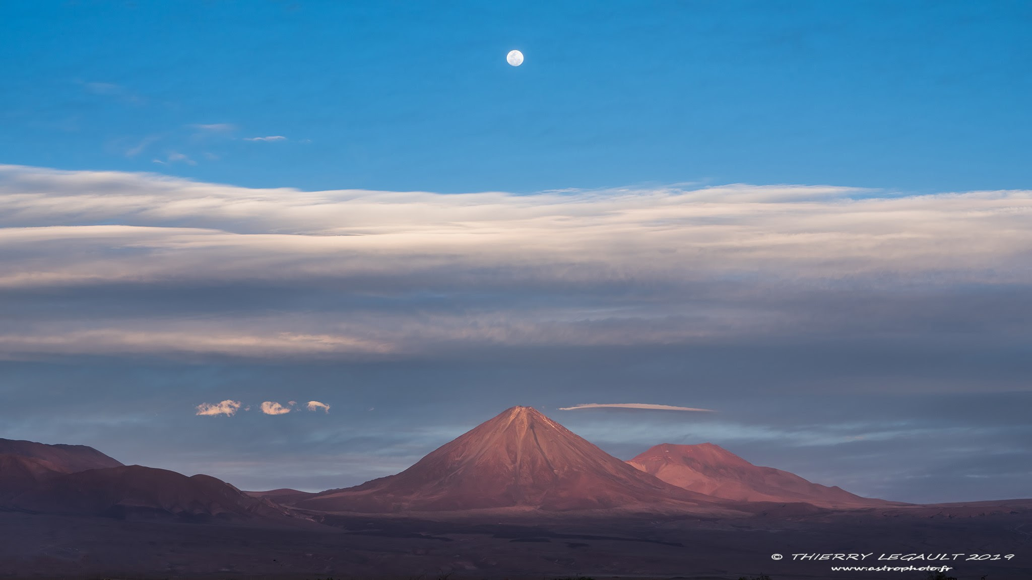 Mặt trăng lơ ửng trên Licancabur, giữa Bolivia và Chile, vào lúc hoàng hôn. (Ảnh: Thierry Legault)