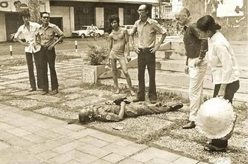 Đô thành Sài Gòn – 30 tháng 4 : Cảnh sát Trung tá Nguyễn Văn Long tuẫn tiết trước tượng đài Thủy quân lục chiến (khuôn viên Công trường Lam Sơn. Nguồn: OntheNet