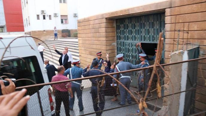 Dans cette photo du site Belpresse, Hajar Raissouni salue ses soutiens et sa famille alors qu’elle quitte un tribunal à Rabat, le 30 septembre.