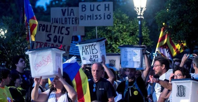 01/10/2018.- Varios manifestantes portan pancartas y urnas utilizadas el año pasado en el referéndum unilateral de independencia, hoy en Barcelona durante la marcha soberanista 'Recuperemos el 1-O', que reivindica el cumplimiento del 'mandato' del 1-O. EF