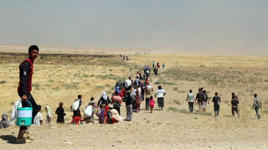 Des milliers de Y&eacute;zidis fuient les combattants de l'Etat islamique &agrave; travers les monts Sinjar, dans le nord de l'Irak, le 9 ao&ucirc;t 2014.