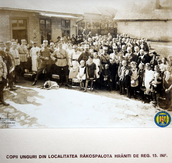 15 Reg 15 Infanterie - Armata Romana la Budapesta hranind copii saraci - Rakospalota - Foto Roncea Ro - Ziaristi Online - Arhivele Nationale