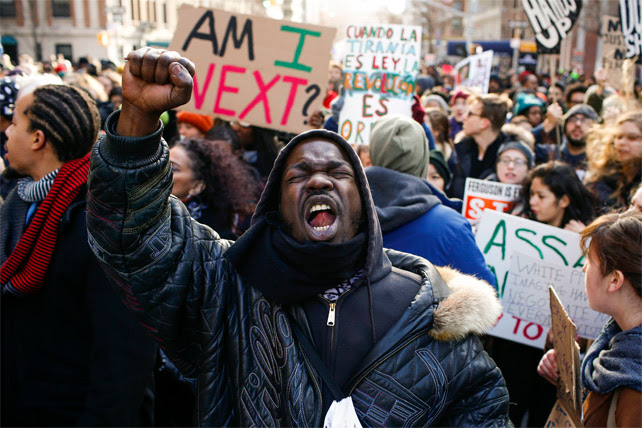 Un manifestante durante la protesta contra la violencia policial en Washington.