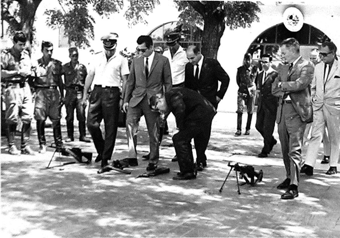 Armas automáticas suministradas por el Psp a la Guardia Republicana. Al centro, con lentes de sol, Adolph Saenz. Febrero de 1969.