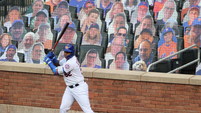 Yoenis Cespedes # 52 do New York Mets está no círculo do convés na frente dos fãs de papelão durante o jogo da pré-temporada no Citi Field em 18 de julho de 2020 na cidade de Nova York.