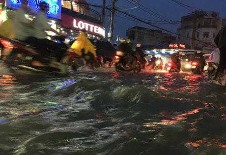 TPHCM: Ket xe khung khiep o cua ngo Sai Gon - Anh 14