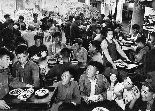 Rev-China-1959-Peoples_commune_canteen-600px image