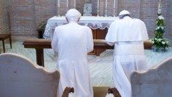 El Papa Francisco y el Papa Emérito Benedicto XVI rezan juntos. Foto de archivo 