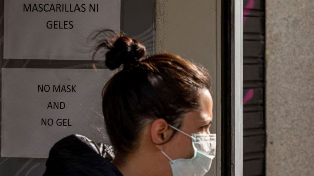 cartel en España anunciando que no hay mascarillas.