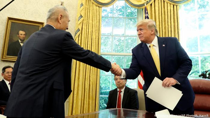 Trump aperta mão do vice primeiro-ministro chinês, Liu He Trump aperta mão do vice primeiro-ministro chinês, Liu He