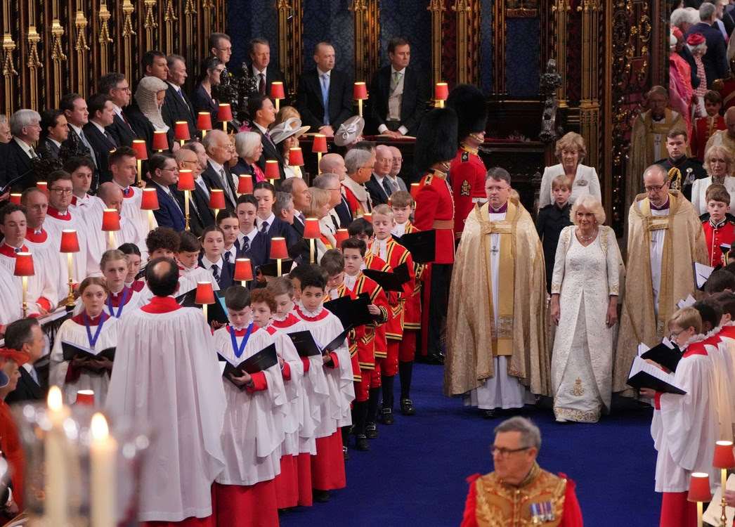Nữ hoàng Anh Camilla, giữa bên phải, đến Tu viện Westminster.  (Aaron Chown/Pool Photo qua AP)
