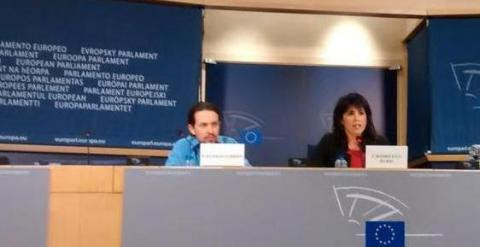 Teresa Rodríguez, junto al secretario general del partido, Pablo Iglesias, en una imagen publicada en Twitter por la también eurodiputada de Podemos Tania González.