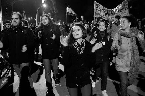Marcha al Hospital Filtro, anoche, por Bulevar Artigas. Foto: Pablo Vignali