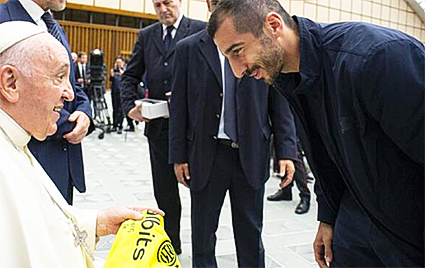 Henrikh Mkhitaryan a dédié le maillot au pape avec sa signature